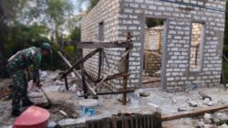 Babinsa Pasongsongan Ikut Angkat Batu Bata, Harapan Baru untuk Rumah Sujib Mulai Terwujud