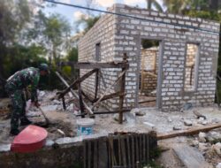 Babinsa Pasongsongan Ikut Angkat Batu Bata, Harapan Baru untuk Rumah Sujib Mulai Terwujud