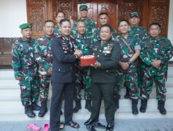Kue Ulang Tahun ke Rumdis Kapolres, Dandim Sumenep Tegaskan Soliditas TNI-Polri Tak Tergoyahkan