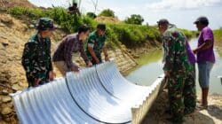 Dandim Sumenep Cek Langsung Pembangunan Jembatan Armco di Babbalan