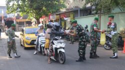 Ratusan Nasi Kotak Ludes, Jumat Berkah Kodim Sumenep Sambangi Warga di Jalan