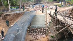 Pembangunan Jembatan Belimbing Lanjuk Berjalan, Tebing Pondasi Mulai Diperkuat