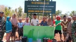 Air Mengucur Deras, Warga Poteran Serbu Sumur Bor TNI AD Bawa Ember