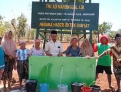 Air Mengucur Deras, Warga Poteran Serbu Sumur Bor TNI AD Bawa Ember