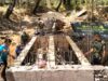 Pasang Bekisting Jembatan, Babinsa dan Warga Kompak Bergotong Royong