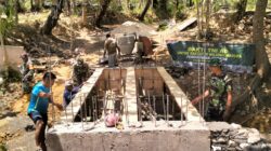 Pasang Bekisting Jembatan, Babinsa dan Warga Kompak Bergotong Royong
