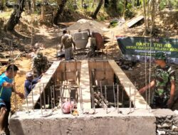 Pasang Bekisting Jembatan, Babinsa dan Warga Kompak Bergotong Royong