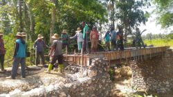 Jembatan Galuguran Dikebut, TNI dan Warga Gotong Royong Cor Lantai