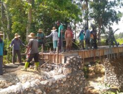 Jembatan Galuguran Dikebut, TNI dan Warga Gotong Royong Cor Lantai