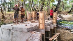 Jembatan Beton Laok Saba Dikebut, TNI AD Pasang Bondex dan Wiremesh